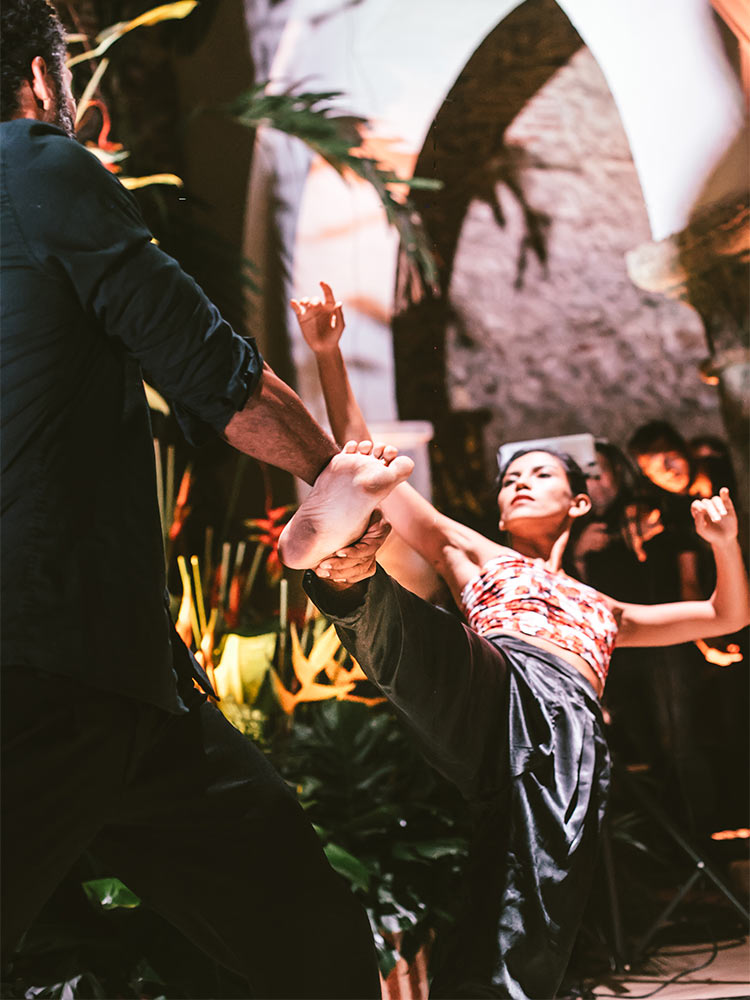 Bailarina en la ceremonia de apertura del Hotel Boutique Amarla en Colombia