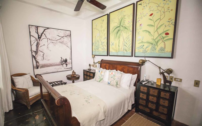 Impresionante suite Hummingbird. Una de las habitaciones en Cartagena para descubrir en Amarla Boutique Hotel y con diseño artístico sobre el juego de cama