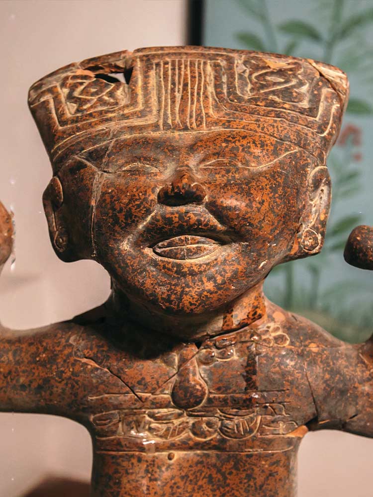 Escultor de arcilla de arte de réplica accian creado por artesanos locales en Cartagena