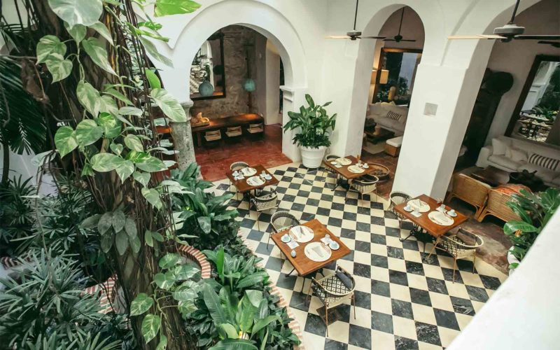 Área de desayuno, comedor y patio de Amarla Boutique Hotel en Cartagena Colombia. Disponible para reservar todo el hotel para bodas y eventos
