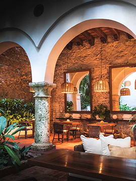 Cenando bajo los arcos en Amarla uno de los mejores hoteles boutique en Cartagena Colombia
